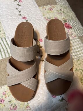 Skechers Women’s Light Beige Crisscross Slide Sandals